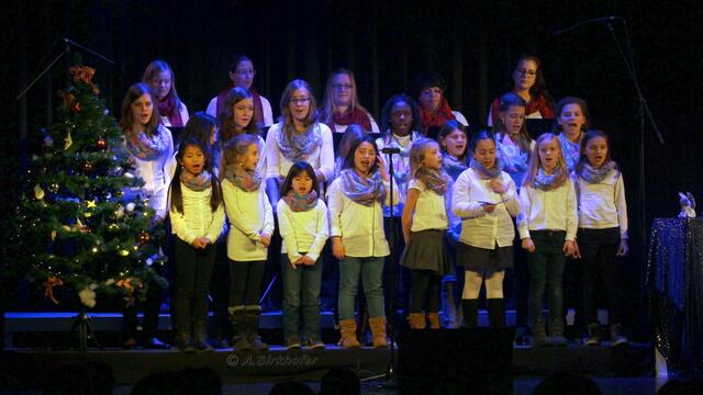 Die Sängerinnen im Hintergrund und vorne Kinder- und Jugendchor von St. Ägidius