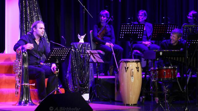 Von links: Andreas Martin Hofmeir, Katharina Waldmann (Violine), Barbara Rabin (Klarinette), Selin Bissinger (Fagott) und rechts vorne Jim Holzhauser (Vibraphon)
