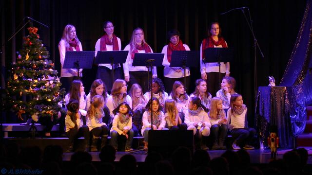 Die Sängerinnen im Hintergrund und vorne Kinder- und Jugendchor von St. Ägidius
