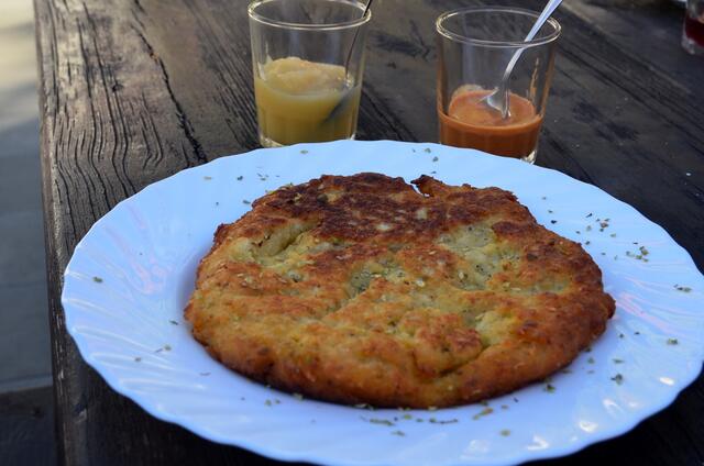 Tarta Guanche aus Mais und Zwiebeln mit scharfer Mojo-Soße und Apfelbrei - wow