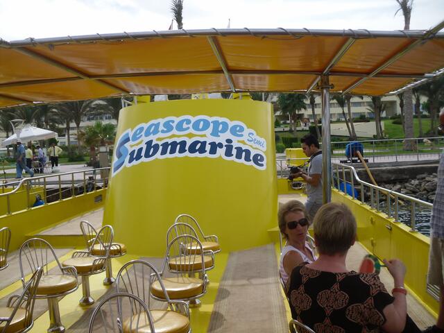 . . . auf dem Ober-Deck des "Sea Scope", wir warten auf die Abfahrt zum Korallenriff . . .