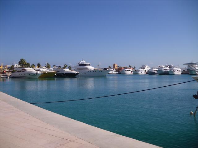 . . . im Marina-Hafen von Hurghada . . .