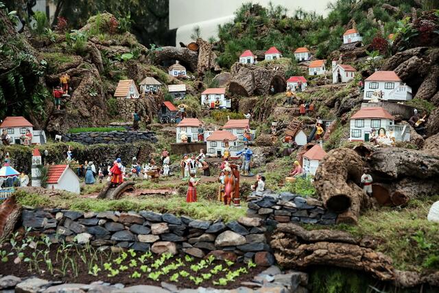 Riesige Dioramen mit Szenen der Handwerker und Bauern von Madeira sind aufgebaut.