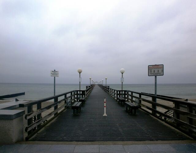 Die Seebrücke, die dürfen wir betreten, nur bei dem kalten, nassen und stürmischen Wetter habe ich keine Lust weit hinaus zu gehen.