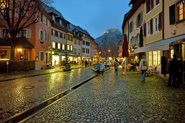 Im Nieselregen in Staufen, zur Blauen Stunde