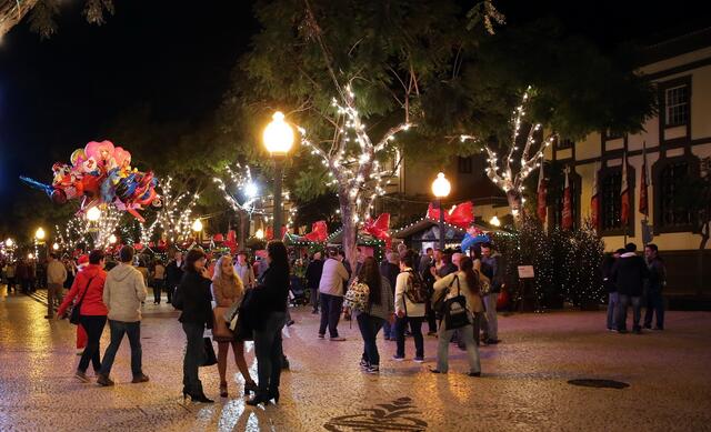 Hier beginnt der Weihnachtsmarkt.