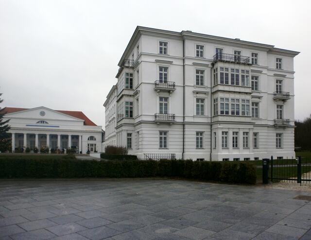 Etwas weiter kommt das 2002 von Kempinski erbaute Grand-Hotel – abgeschottet. Nur Gäste des Hotels dürfen die Promenade weiter benutzen. Wir einfaches Fußvolk werden auf den Strand abgedrängt.