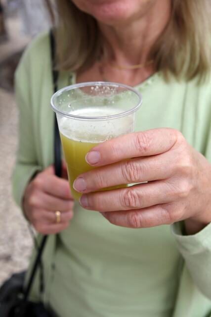 Das ist der Saft von frisch gepresstem Zuckerrohr ... lecker!