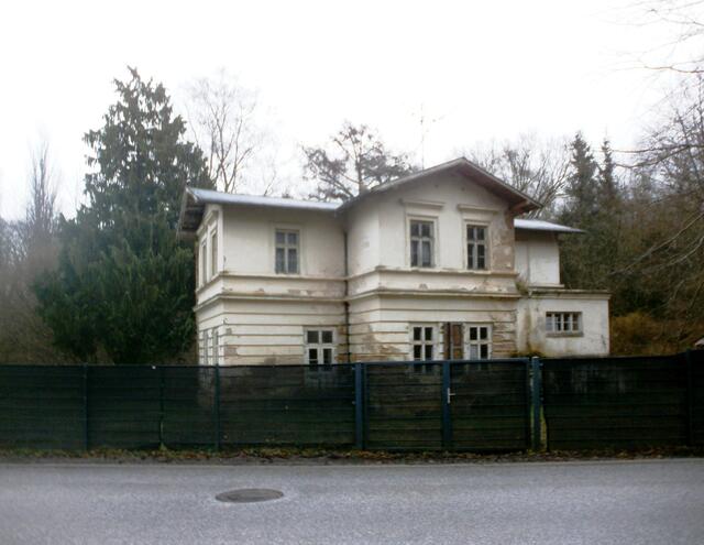 an Häuser, die man seit der DDR vergessen hat vorbei,