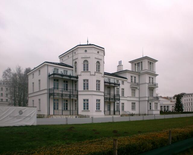 Villa Perle wurde für den G8-Gipfel 2010 abgerissen und 2013 wieder rekonstruiert.