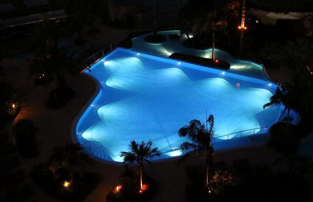 Wenn die Lichter im Garten und im Pool angehen, dann ist es Zeit, wieder in die nun beleuchtete Stadt zu gehen.