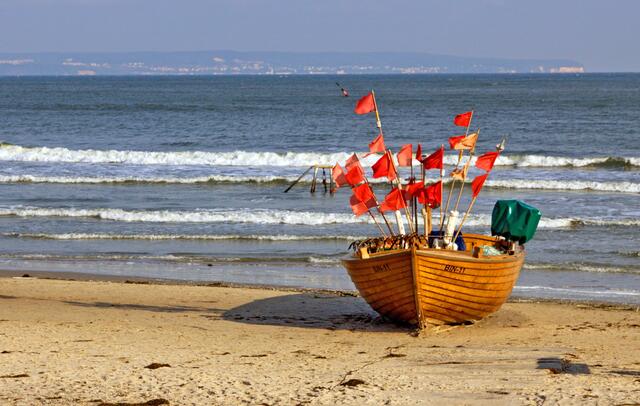 DLRG-Boot am Strand von Binz, Rügen