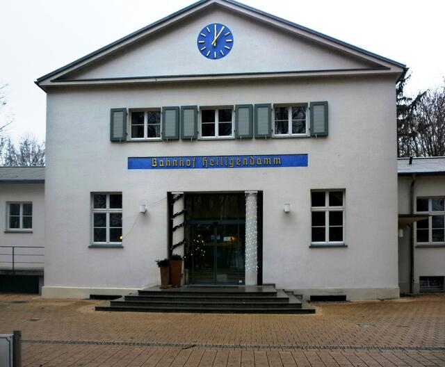 Ich überquere die Straße und gehe zuerst mal zum Bahnhof, da ich die Molli aus der Ferne pfeifen höre.