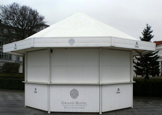 Etwas weiter kommt das 2002 von Kempinski erbaute Grand-Hotel – abgeschottet. Nur Gäste des Hotels dürfen die Promenade weiter benutzen. Wir einfaches Fußvolk werden auf den Strand abgedrängt.