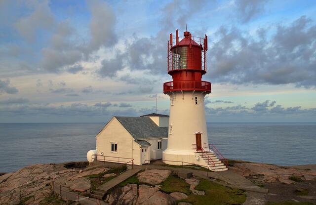 Norwegen hat nicht nur ein Nordkap, sondern auch ein Südkap, das Kap Lindesnes. Die Entfernung zwischen den beiden Kaps beträgt Luftlinie 2700 Kilometer.