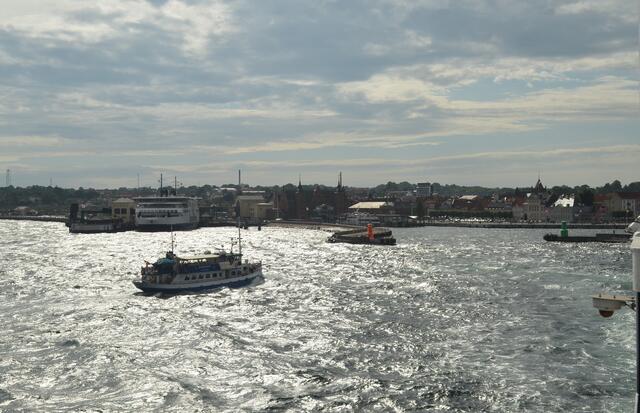 Vom dänischen Helsingör setzen wir mit der Fähre zum schwedischen Helsingborg über.