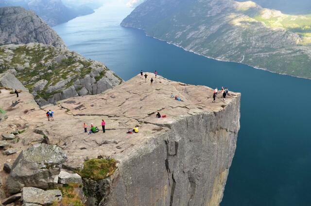 Grandiose Natur schon hier. Der Blick geht weit über den Lysefjord. 800 Meter tief fallen die Felswände überhängend und senkrecht in die Tiefe ab.