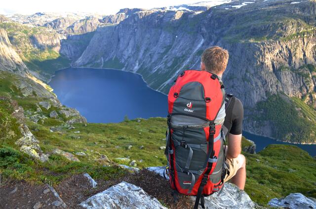 Und manchmal auch grandios. 1000 Meter hoch sind die Felswände des Stausees Ringedalsvatner.