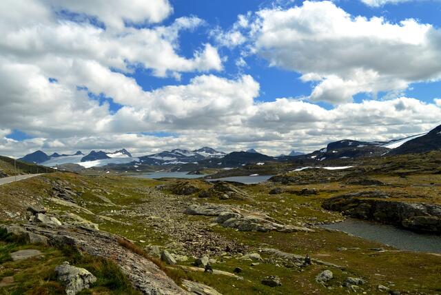 Auch wenn die Berge von der Größe her nicht mit denen der Alpen vergleichbar sind, so gibt es doch immerhin 250 Gipfel, die um die 2000 Meter und höher sind.