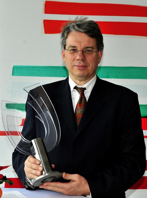 Alexander Graf Matuschka mit dem Pokal zum Innovationspreis des NiBB | Foto: MMB/Below