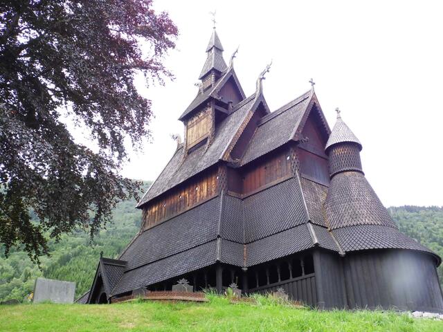 ...sondern auch die mittelalterlichen Stabkirchen. Bei dem Ort Vik am Sognefjord kann man die Hopperstad-Kirche besichtigen.