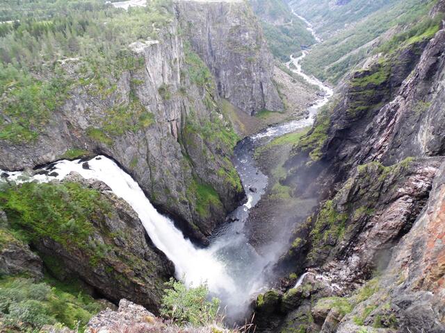 Ihren Höhepunkt finden diese Fälle im Vöringfoss, dem größten Wasserfall des Landes. 200 Meter tief stürzen die gewaltigen Wassermassen in eine wildromantische Schlucht.
