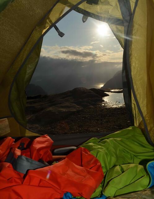 Und der Blick aus dem gemütlichen Zelt, das wir nur deswegen aufgestellt haben, weil in der Nacht ein Regenschauer drohte, lässt sich auch sehen.