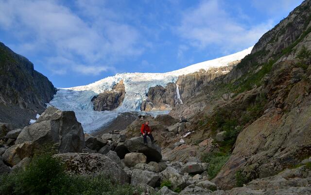 Leider erreichen wir den Gletscher nicht, über den ein Pfad führen soll. Der wilde Fluss versperrt uns den Weg zum Eis, eine Brücke ist von den Wassermassen zerstört.