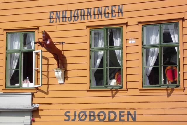 Im Mittelalter wurde es von deutschen Kaufleuten der Hanse errichtet.