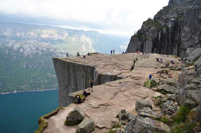 Die Felskanzel des Preikestolen. Unser Zelt haben wir schon aufgestellt. Am Abend werden wir dort alleine sein.