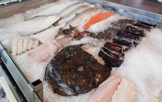 Am Fischmarkt kann man sich nicht nur satt sehen, sondern auch satt essen. Seeteufel sollen ein ausgezeichnetes Fleisch haben.