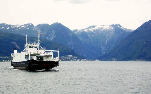 Der Sognefjord ist der längste der Erde. Über 200 Kilometer schiebt er sich ins Landesinnere hinein. Ohne Fähre geht da nichts.