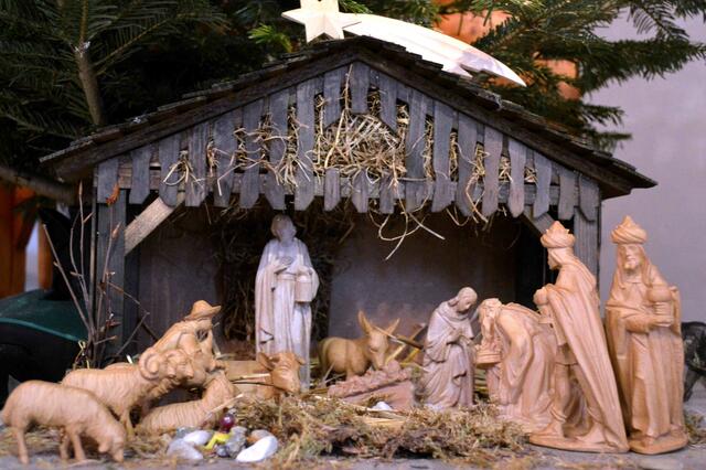 Das geht ja überhaupt nicht. Maria guckt nur auf die Geschenke.