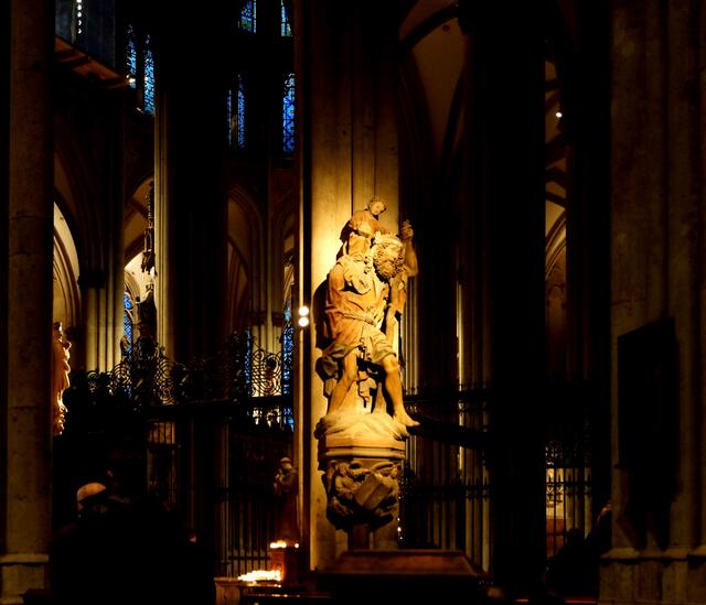 Statue des Heiligen Christophorus, der das Jesuskind auf seinen Schultern trägt  - im Kölner Dom.