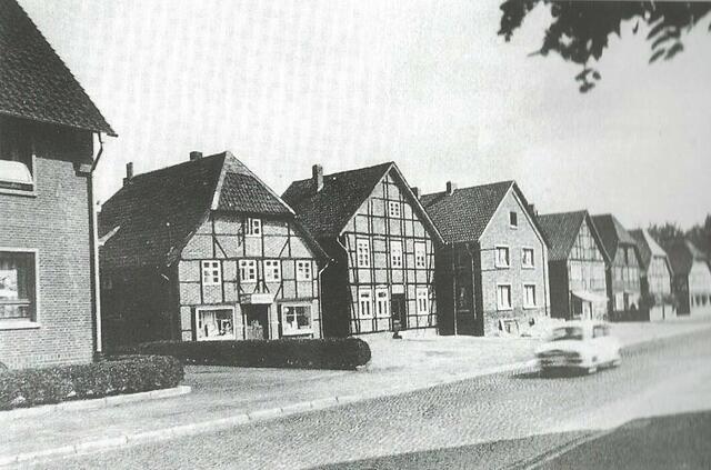 Nordseite der Bierstraße etwa 1964. Sie wurde in diesem Abschnitt vom Volksmund "Schnurrhalbe" genannt, weil sich die Häuslebauer seinerzeit hoch verschulden ( = schnurren) mussten.