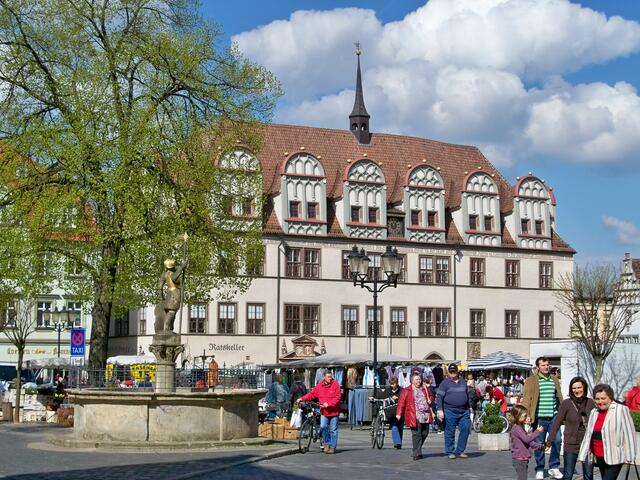 April - Wochenmarkt mit Rathaus