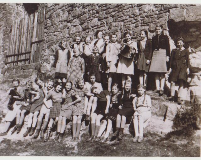 Schulklasse aus Wetter  vor dem Tor zur Burg Mellnau1947
