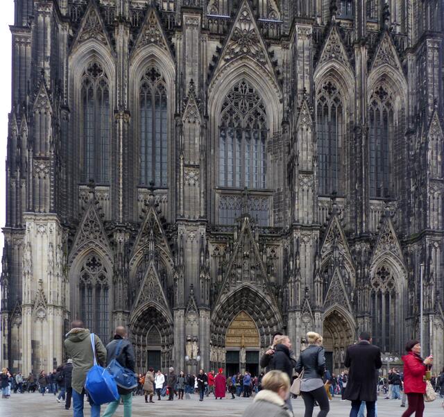 Besucher vieler Nationalitäten strömen täglich in den Kölner Dom. Er gehört zu den beliebtesten Sehenswürdigkeiten Deutschlands.