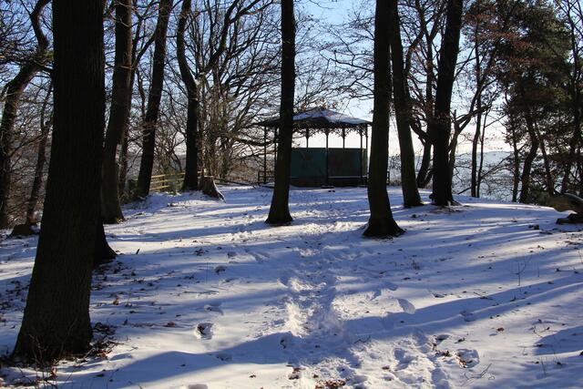 Am Ende des Bergrückens der Kirchspitze steht ein "Tempel", den der Rentner Freitag den Bürgern der Stadt Marburg spendete. "Tempel" nannte man früher Schutzhütten, die meist an Aussichtspunkten rund um Marburg erstellt wurden.