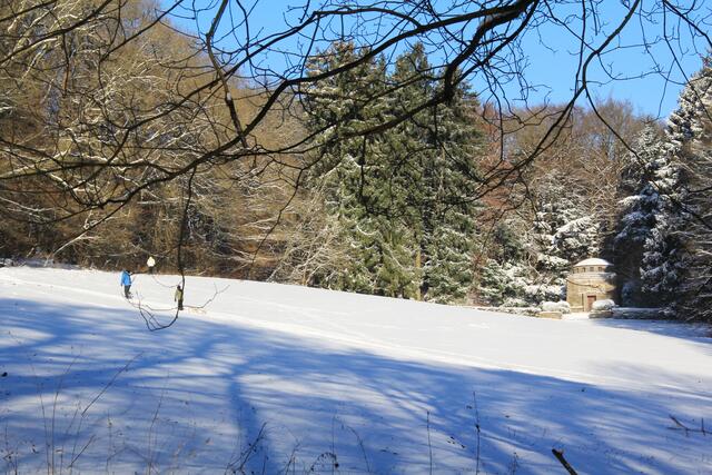 Die Wiese vor dem Behring-Mausoleum nehmen wie seit alters her nach dem ersten Schnee die Kinder mit Schlitten oder sogar Skiern in Besitz.