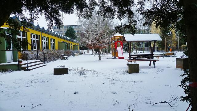 Der Schnee ist auch bei uns im Flachland angekommen - allerdings ohne Sonne - Schulhof am 29.12,2014 !