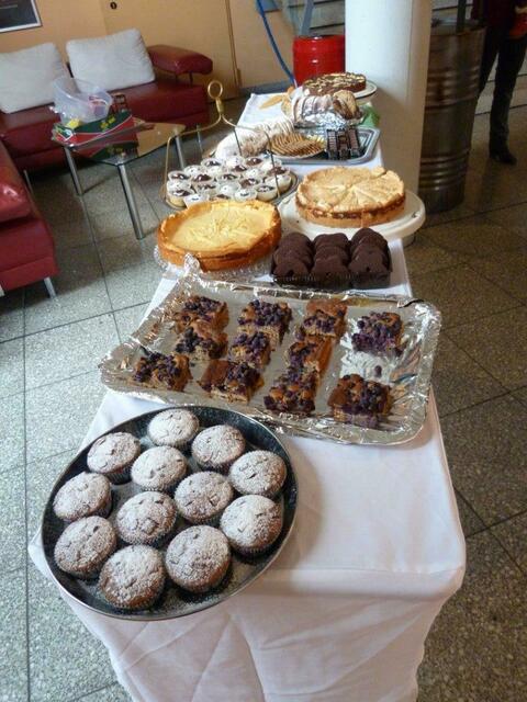 Leckere Kuchen, die von Freiwilligen gespendet wurden