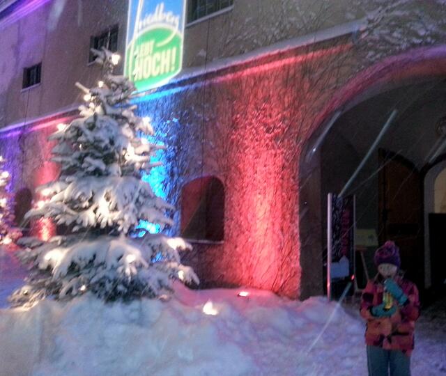 Selbst an der Mauer haben sich Schneeblätter gehängt