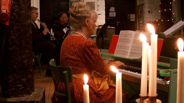 Gertrud liest, singt und spielt Klavier ... (Foto: Max Bryan)