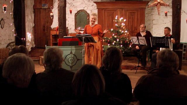 Begrüßung der Gäste durch Gertrud Gilbert ... (Foto: Max Bryan)