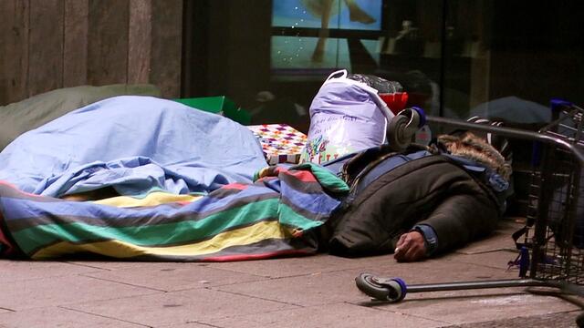 Weihnachten auf der Straße ... (Foto: Max Bryan)
https://www.facebook.com/notes/max-bryan/weihnachten-f%C3%BCr-obdachlose-so-war-das-fest/712707628747155