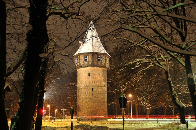 Bei Nacht- und Abendaufnahmen mit Straßen zeichnen die fahrenden Autos Lichtspuren ins Bild: Weiß sind die vorderen Scheinwerfer, rot die Rücklichter.