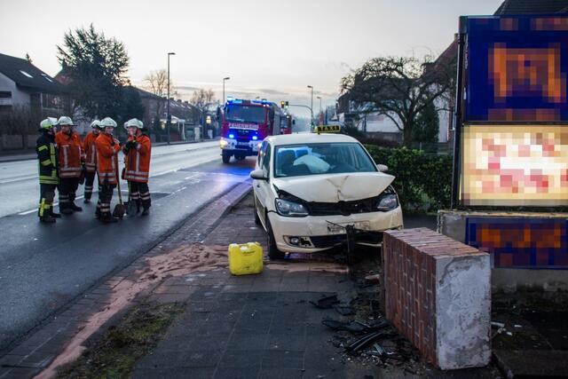 Die Ortsfeuerwehr Hemmingen-Westerfeld war mit zwei Fahrzeugen und zehn Feuerwehrleuten im Einsatz.