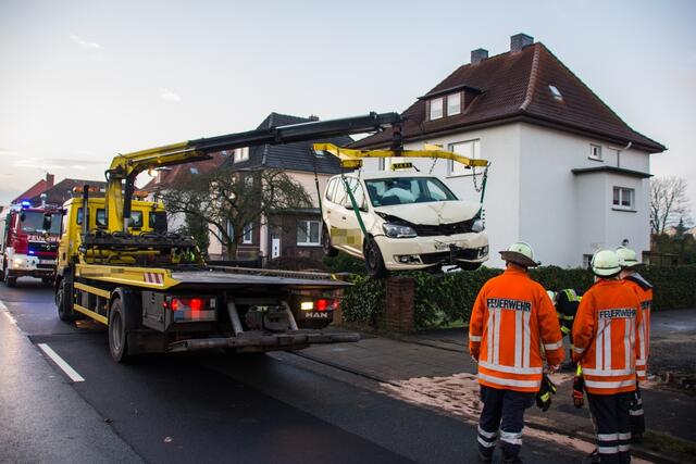 Der Abschleppdienst birgt das Taxi.