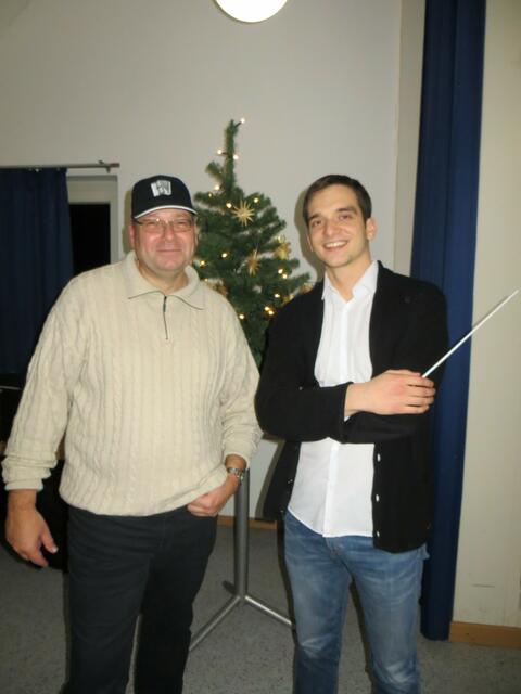Der 1. Vorsitzende Jan Hülsmann schenkt dem neuen Dirigenten des 1. Akkordeonorchesters Langenhagen Nemanja LUKIC seinen allerersten Dirigierstab.